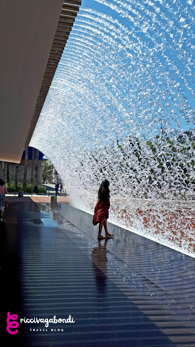 View of a fountain outside the Lisbon oceanarium