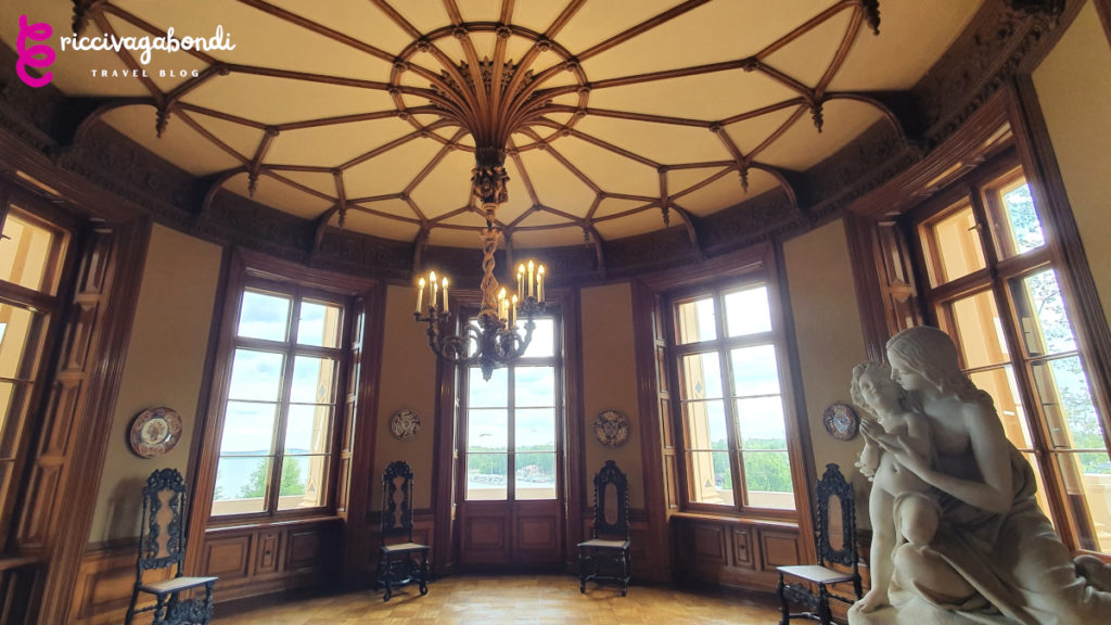View of a circular room in the Schwerin castle with sculptures, paintings and elegant decorations