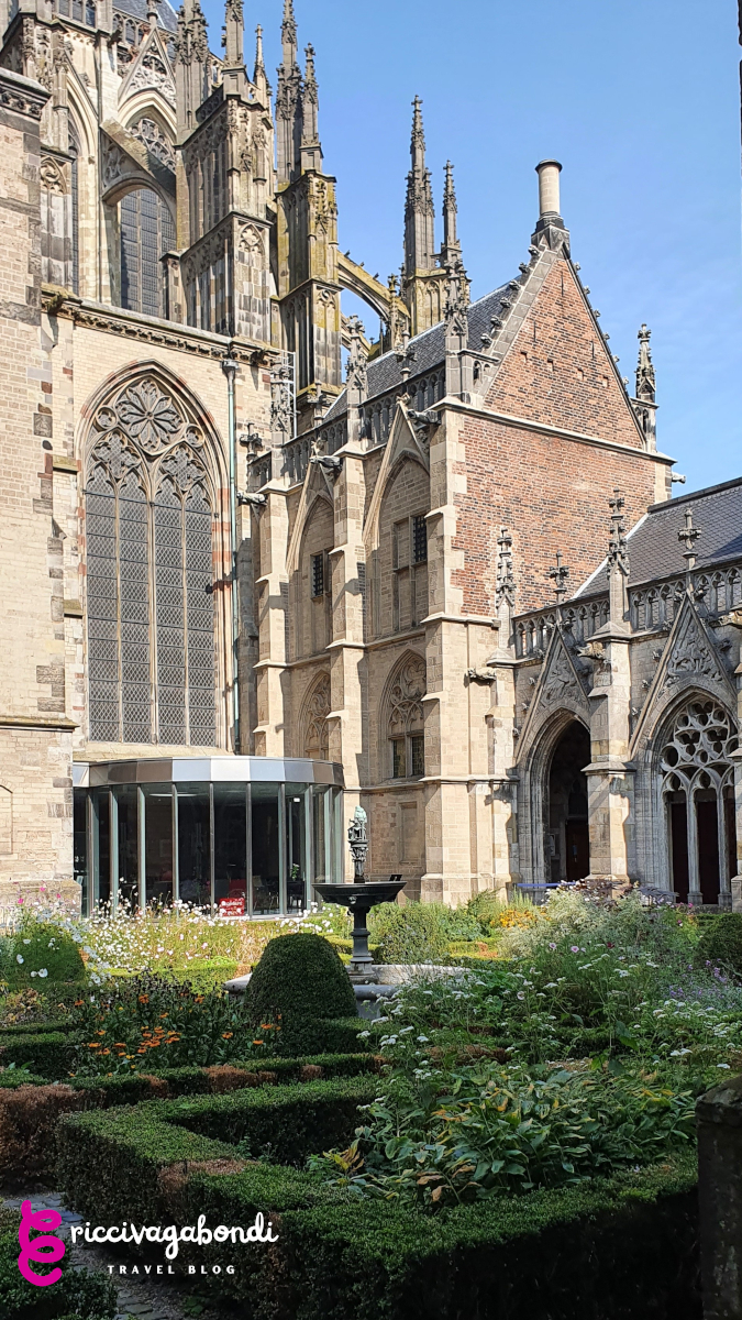View of the Utrecht Dom from the outside and the garden.